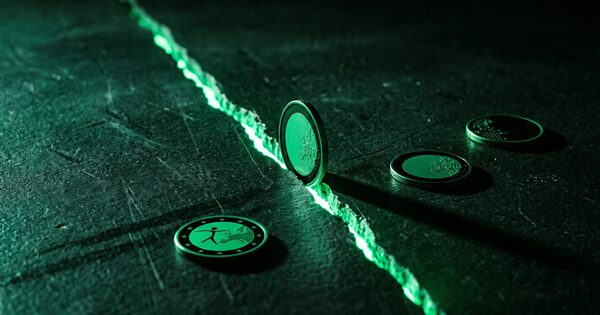 Moedas de euro a escorregar por uma fenda iluminada a verde num pavimento escuro: orçamento de anúncios a ser desperdiçado